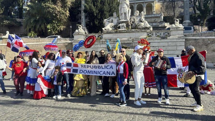 Decenas de dominicanos desfilan en Roma para celebrar los 180 años de la Independencia