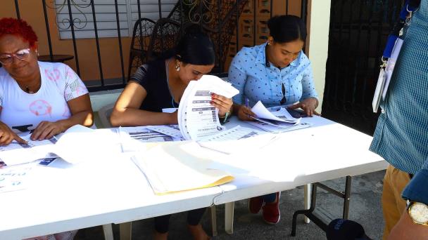 Dirigentes del PRM dominan el escenario afuera de los recintos electorales
