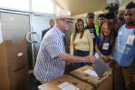 Hipólito Mejía olvida su cédula al acudir a votar este domingo Hipólito Mejía olvida su cédula al acudir a votar este domingo