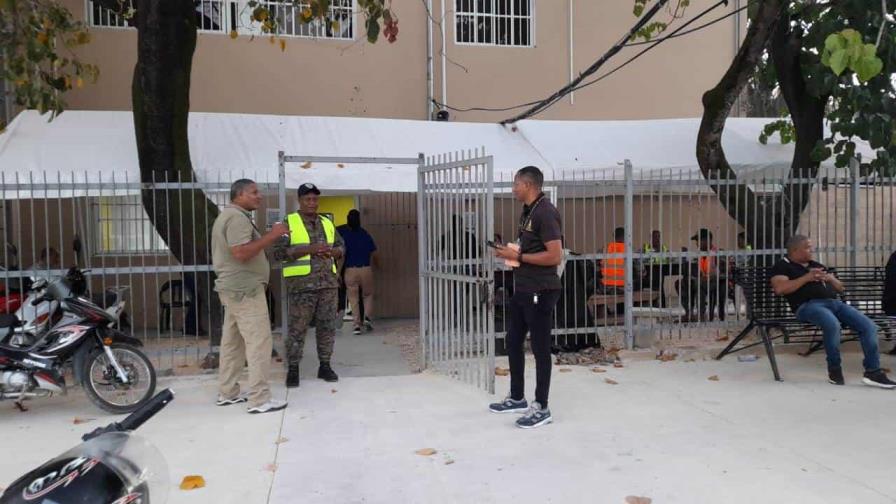 Valijas llegan abiertas a un recinto electoral de Higüey