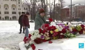 Continúan los homenajes a Navalny a pesar de la represión de Rusia