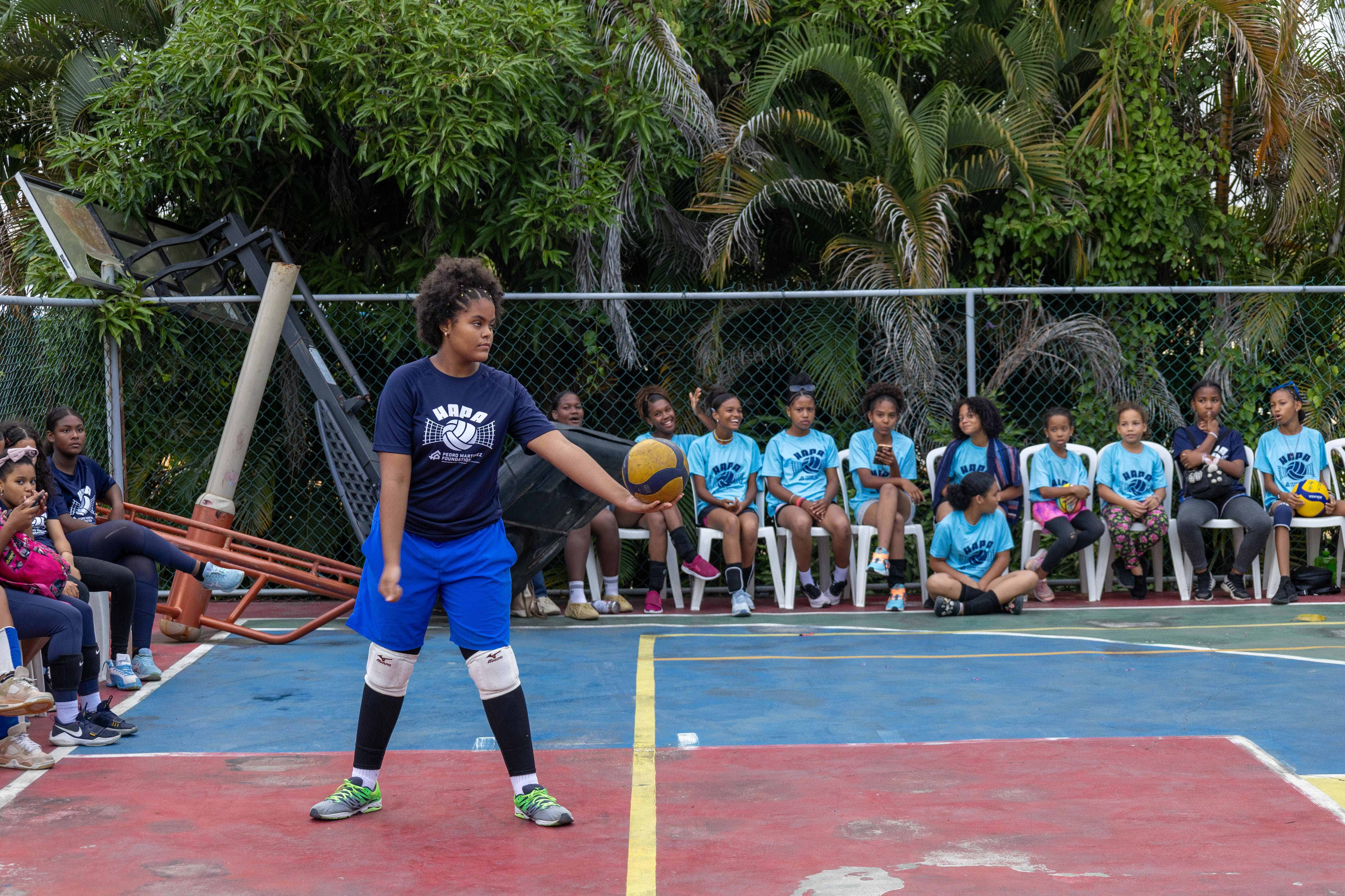 Decenas de niñas practican voleibol a diario en las facilidades de la Fundación.