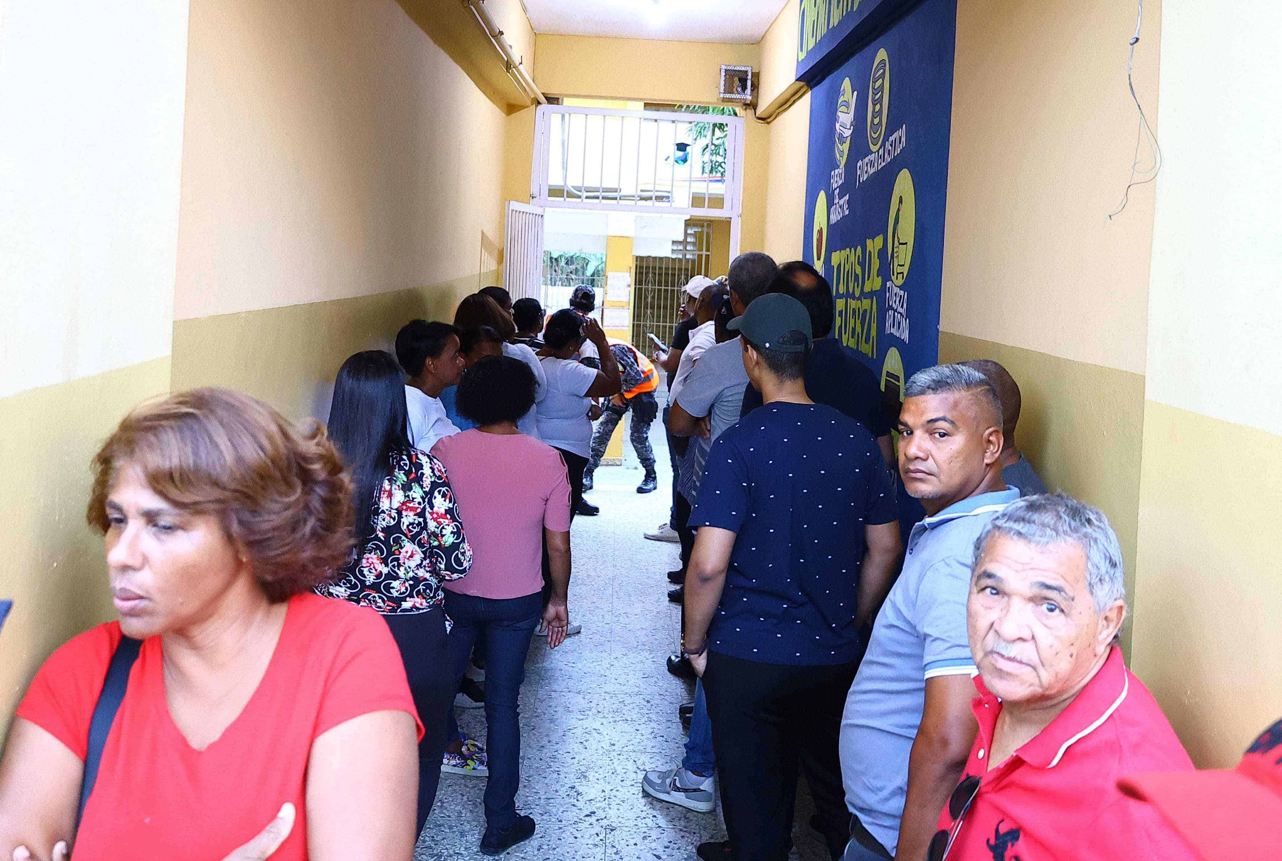 Centro de votación en Manoguayabo.