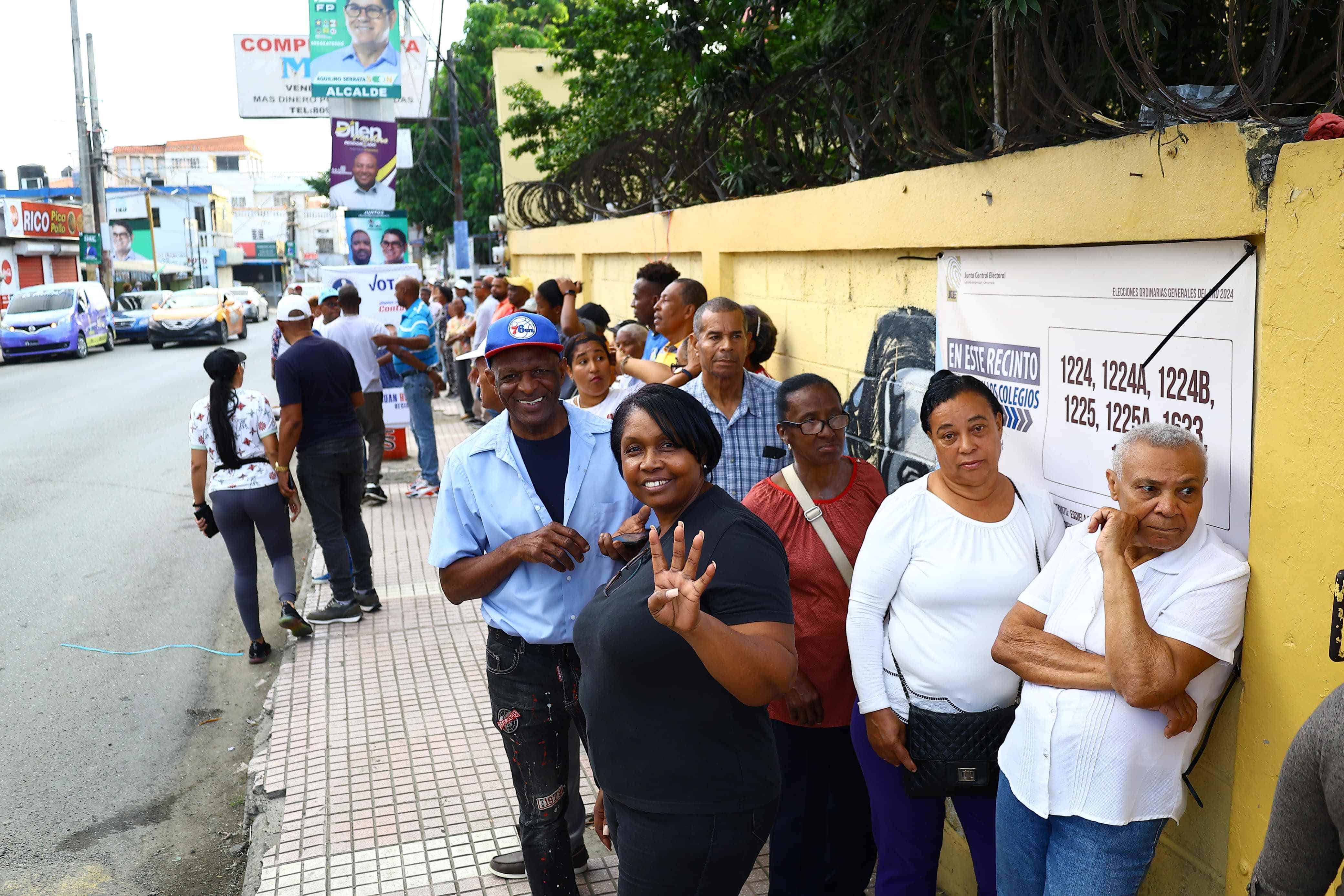 Votantes asisten a la Escuela Primaria Conrado Mieses en Manoguayabo.