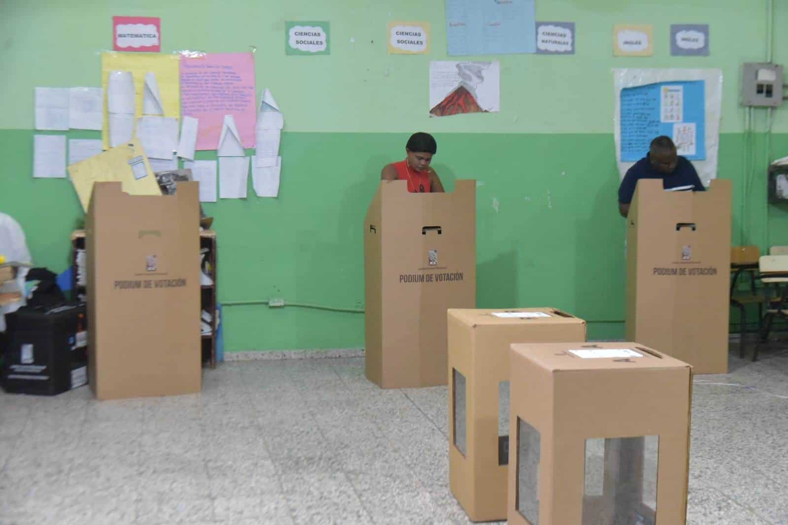 Votantes en la Escuela Genaro Pérez.