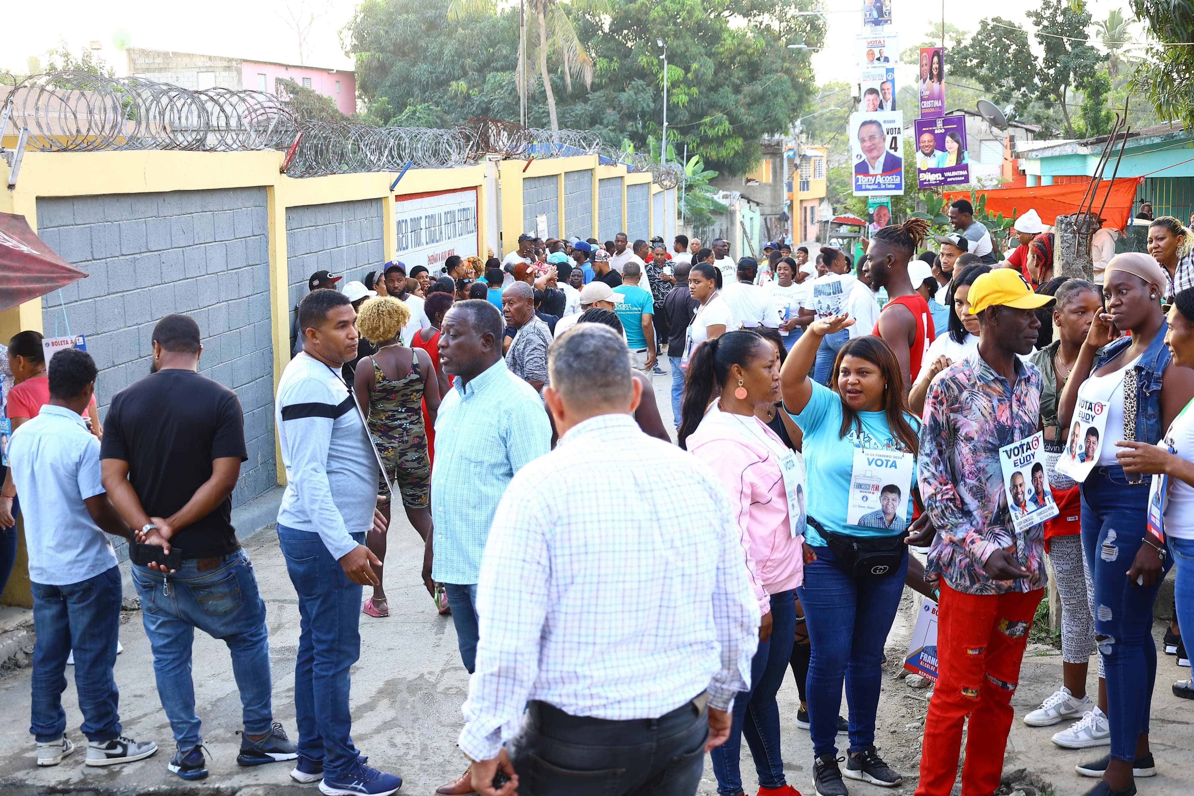 Se inician las votaciones en la Escuela Ercilia Pepin Estrella en Manoguayabo.