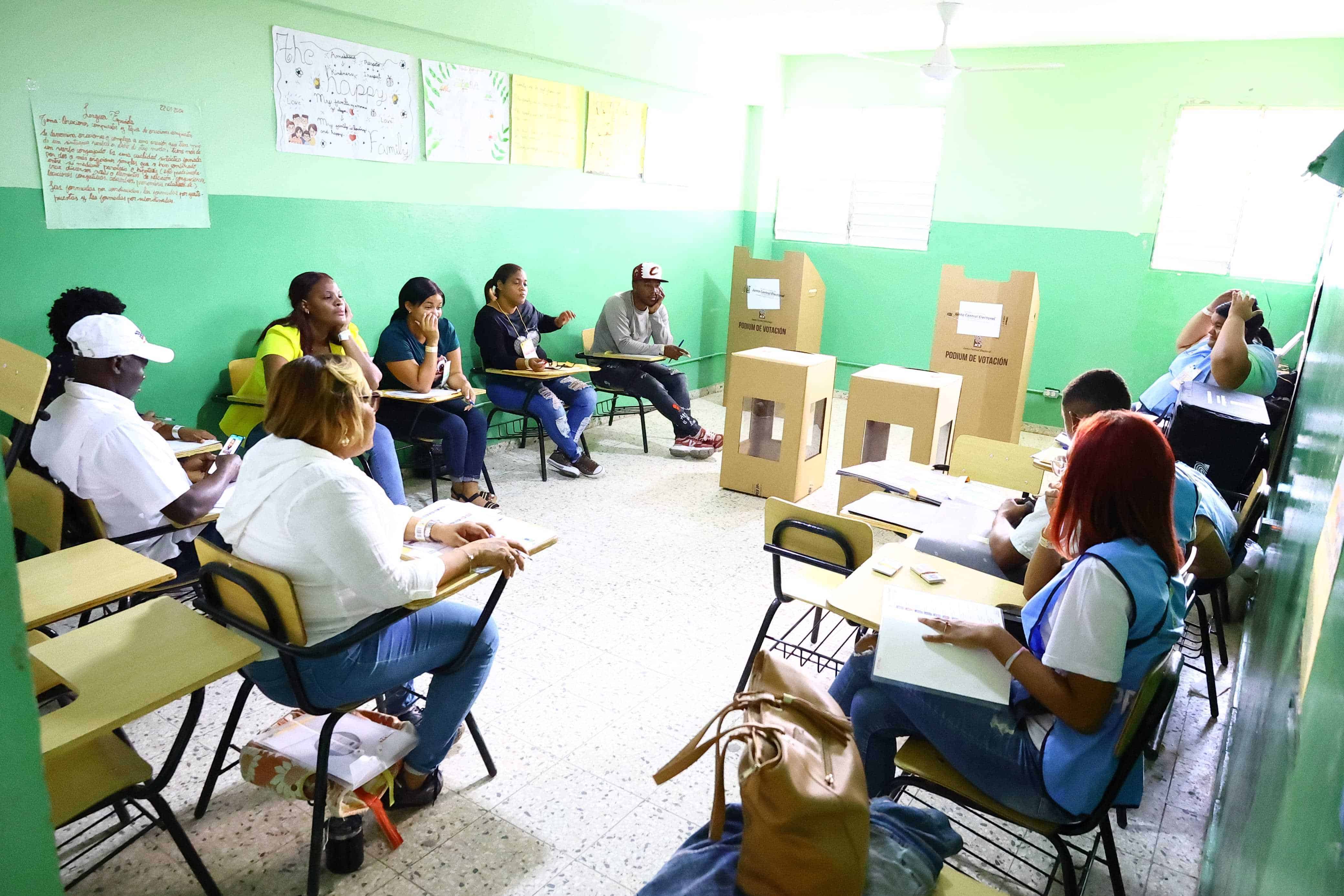 Se inician las votaciones en la Escuela Ercilia Pepin Estrella en Manoguayabo.