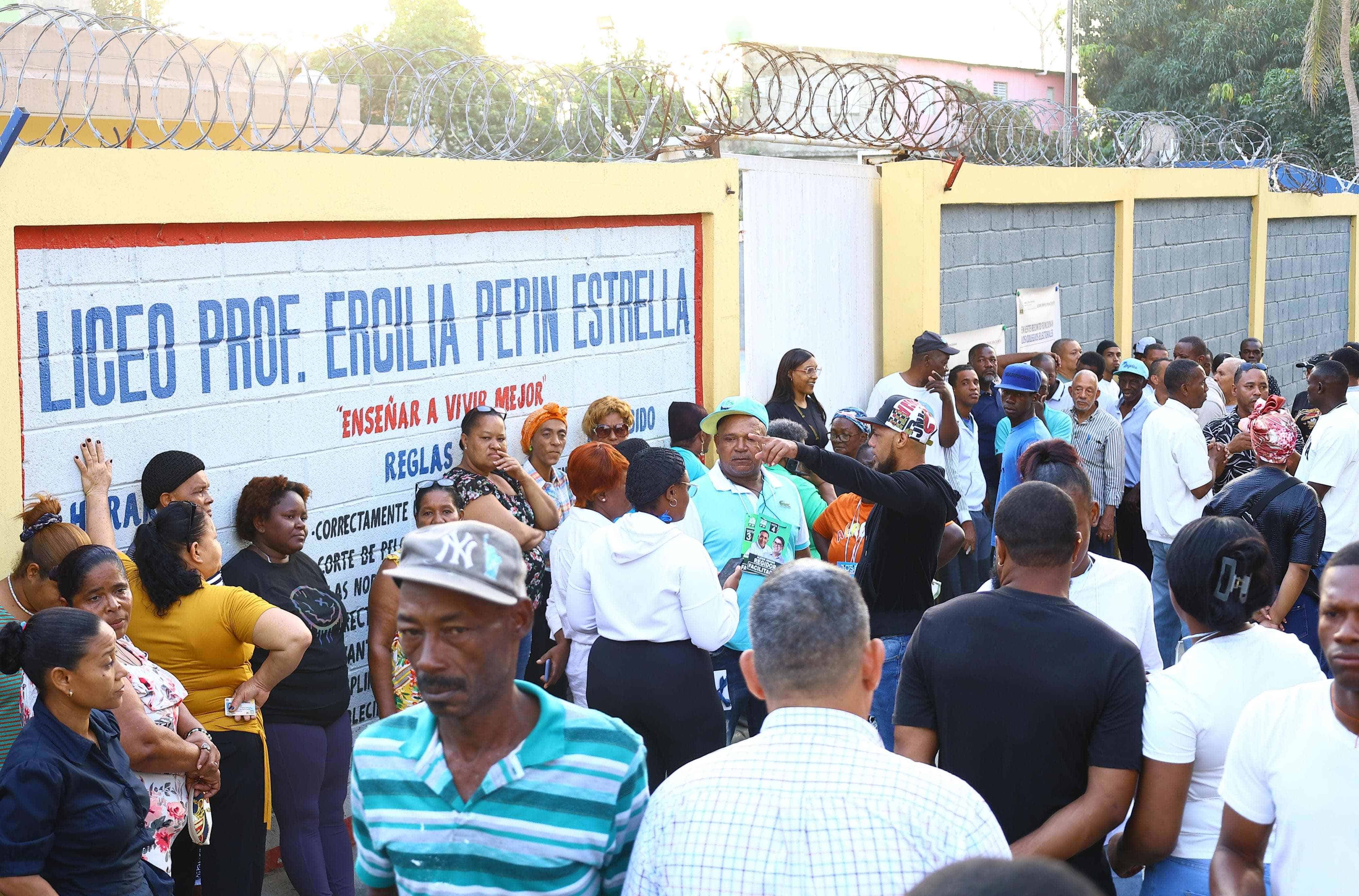 Se inician las votaciones en la Escuela Ercilia Pepin Estrella en Manoguayabo.