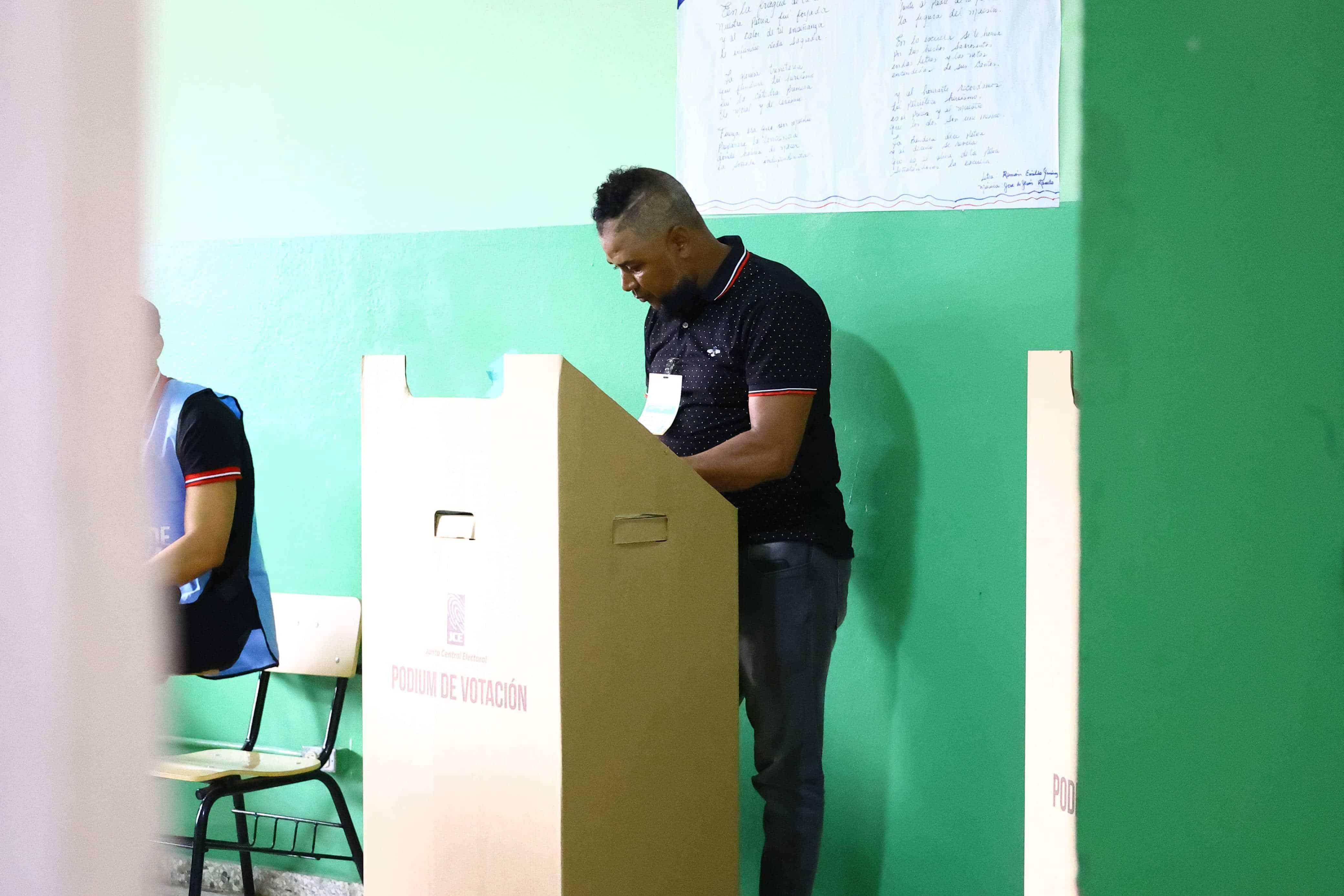 Se inician las votaciones en la Escuela Ercilia Pepin Estrella en Manoguayabo.