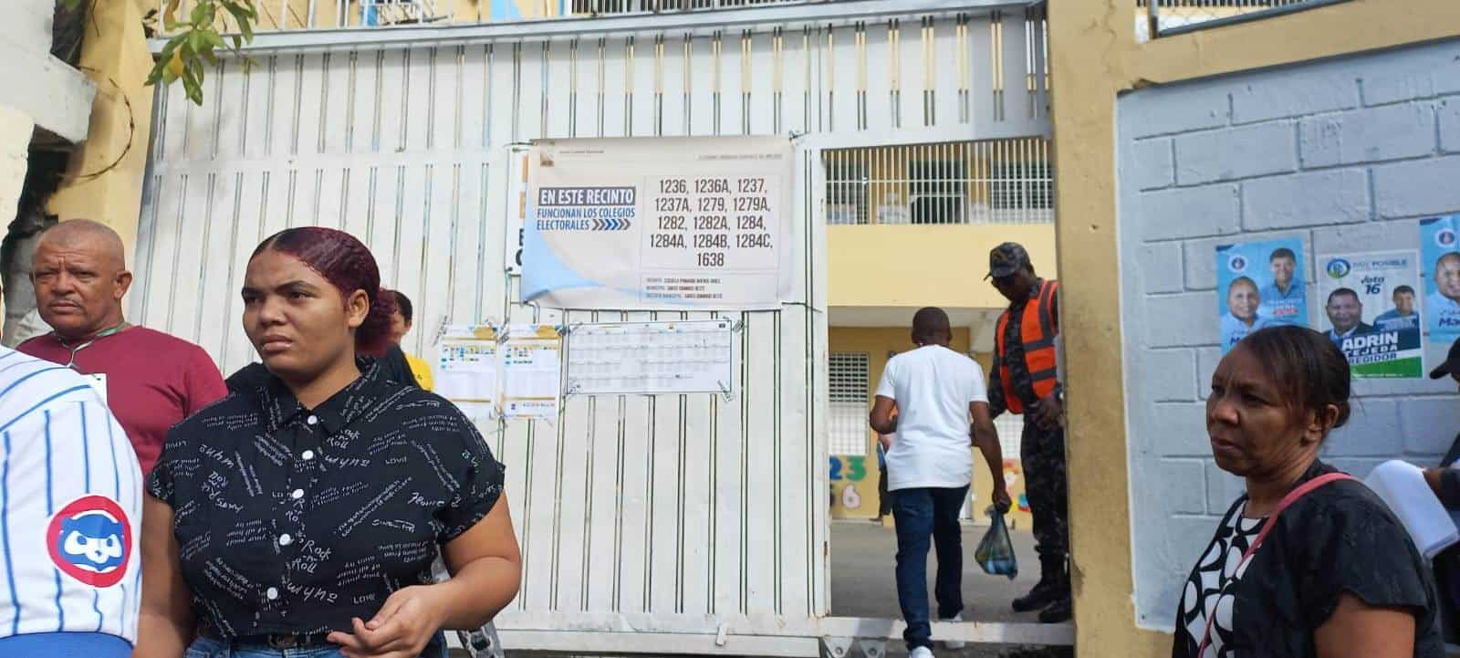 Entrada a la Escuela Primaria Buenos Aires en Herrera, Santo Domingo Oeste.