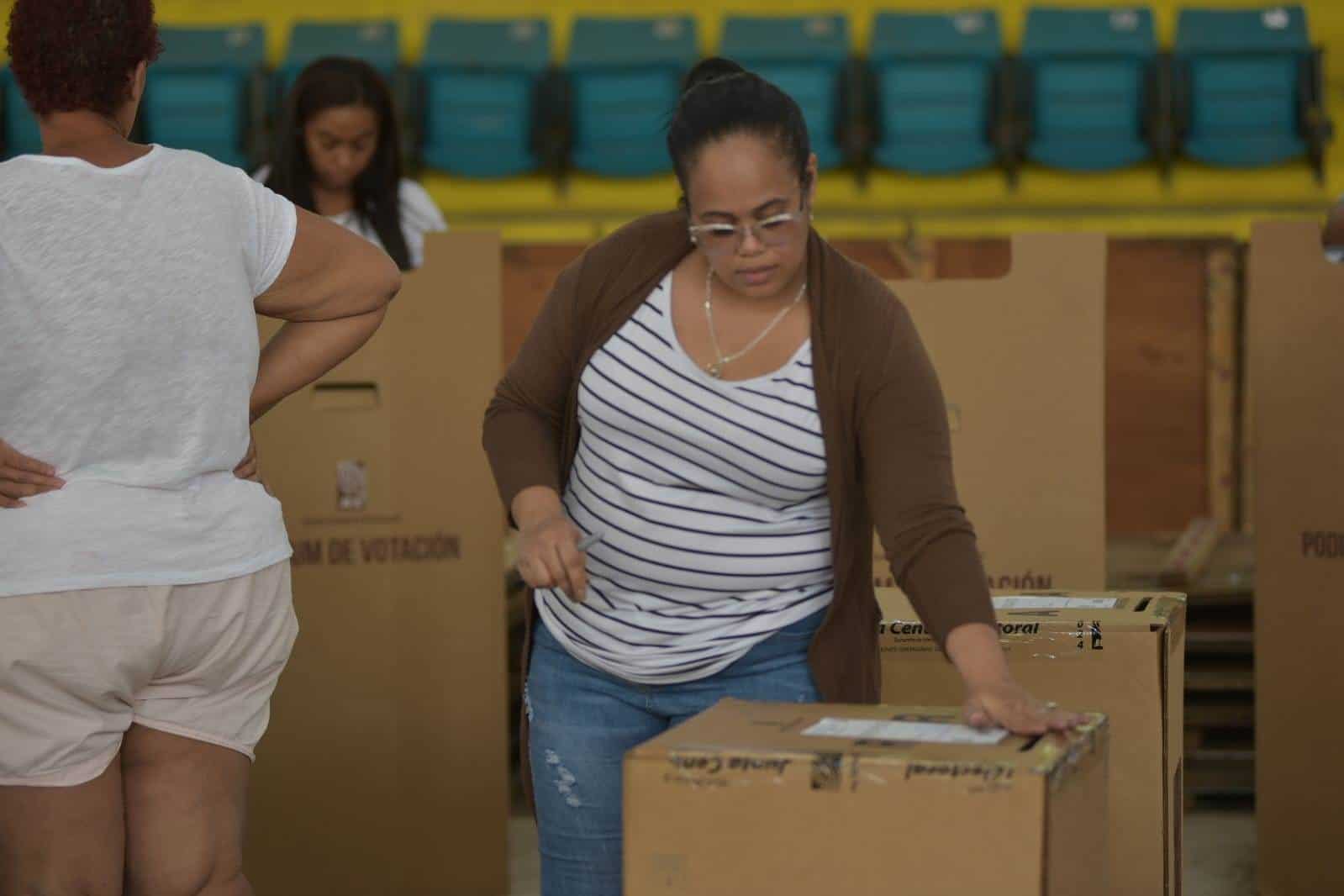 Una mujer vota en el club Sameji, del sector El Ejido.