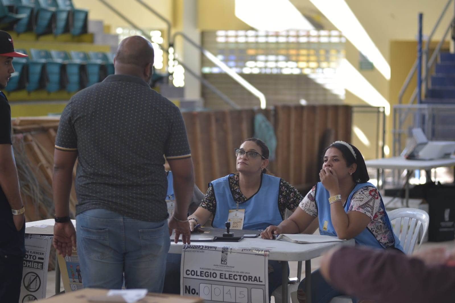 Mesa electoral en el club Sameji, del sector El Ejido.