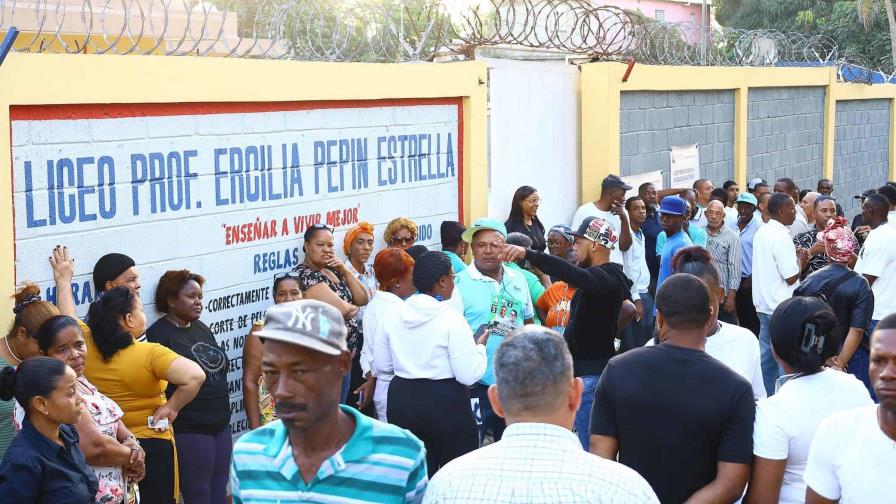 Votantes hacen largas filas para emitir sufragios en el Gran Santo Domingo
