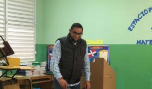 Alcalde de El Seibo acude a votar y llama a la población a elegir con inteligencia 