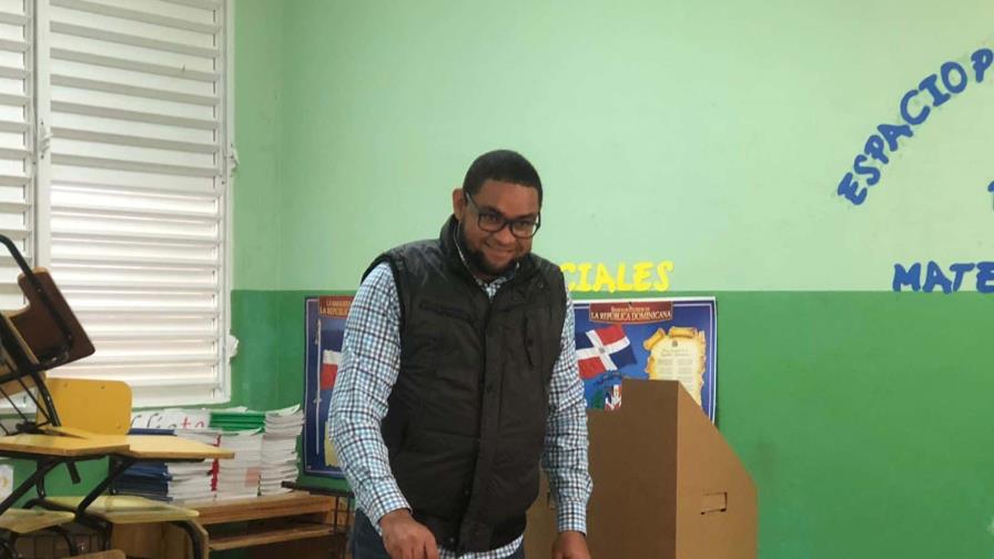 Alcalde de El Seibo acude a votar y llama a la población a elegir con inteligencia 