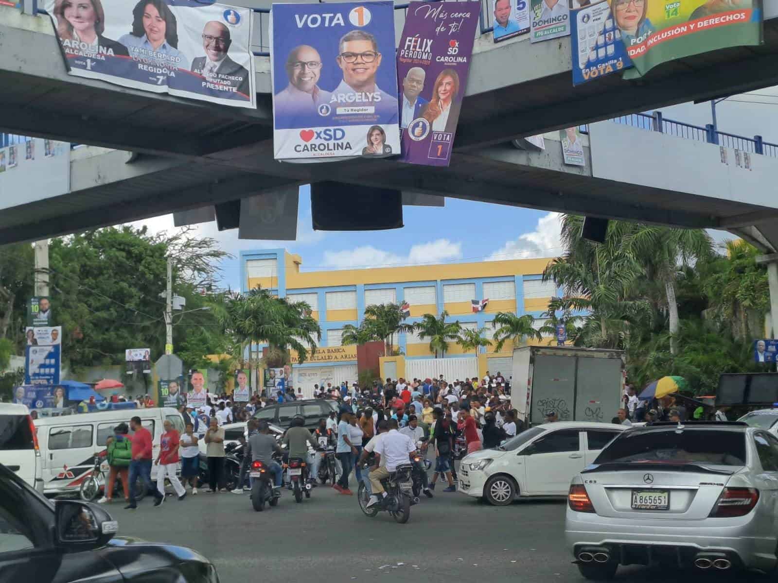 Votantes apostados en la entrada de la escuela básica Eulalio Arias, en Cristo Rey.