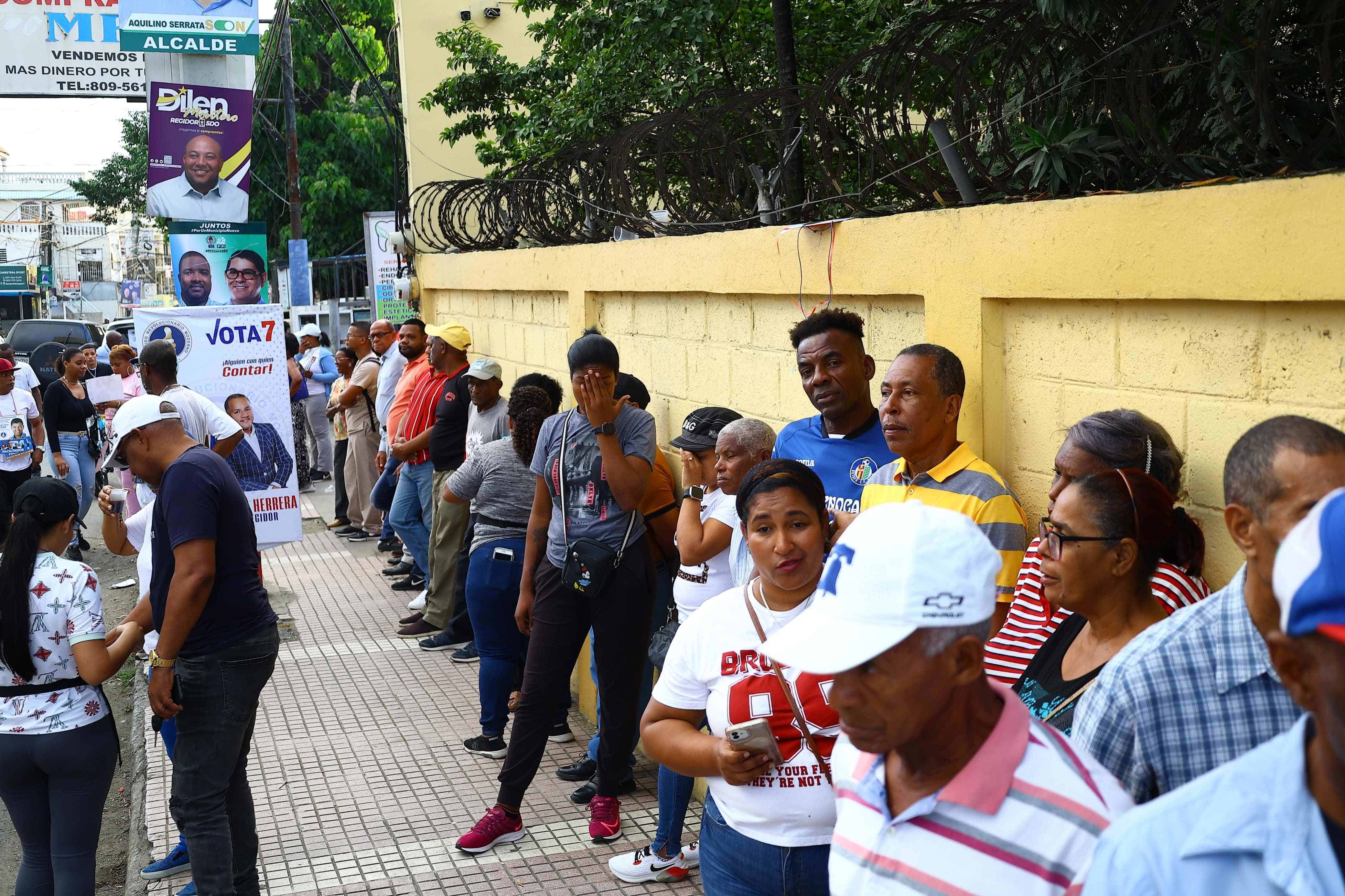 Temprano en la mañana de este domingo, electores hacen fila para ejercer su derecho al voto en las elecciones municipales este domingo 18 de febrero del 2024, en Manoguayabo, Santo Domingo Este.