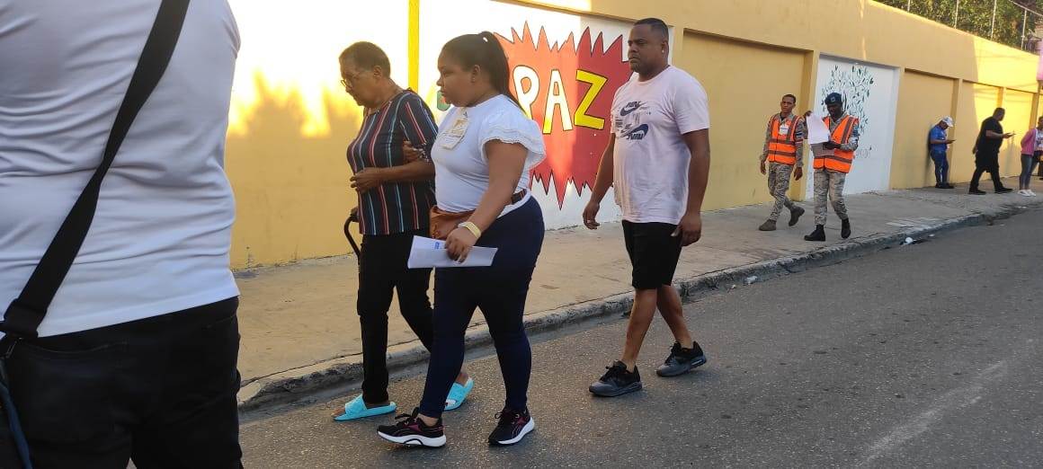 Electores acuden a centros de votaciones en Santo Domingo Este.