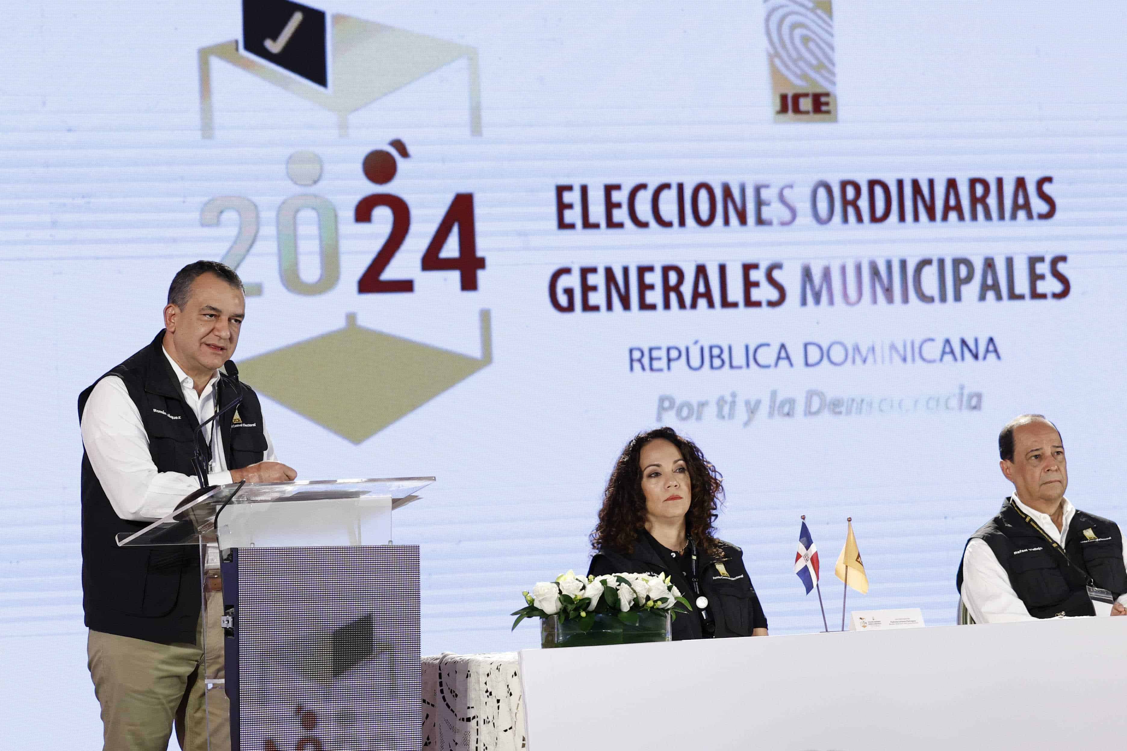 El presidente de la JCE, Román Jáquez, cuando daba apertura oficialmente a las votaciones y llamó a la población a acudir masivamente.