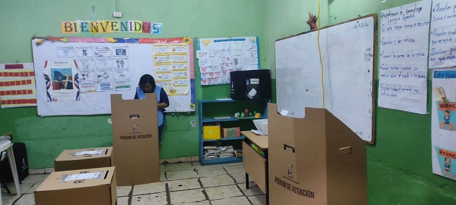 En la Escuela Primaria Elvira de Mendoza, en Los Mina, los que trabajan en la mesa electoral iniciaron las votaciones emitiendo ellos este derecho.