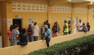 Electores del municipio de Yaguate acuden a votar en orden