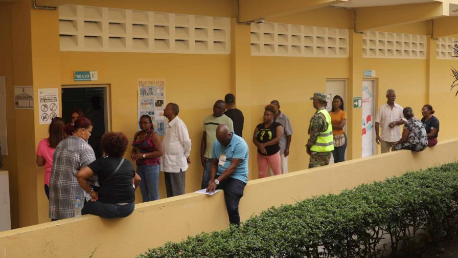 Electores del municipio de Yaguate acuden a votar en orden