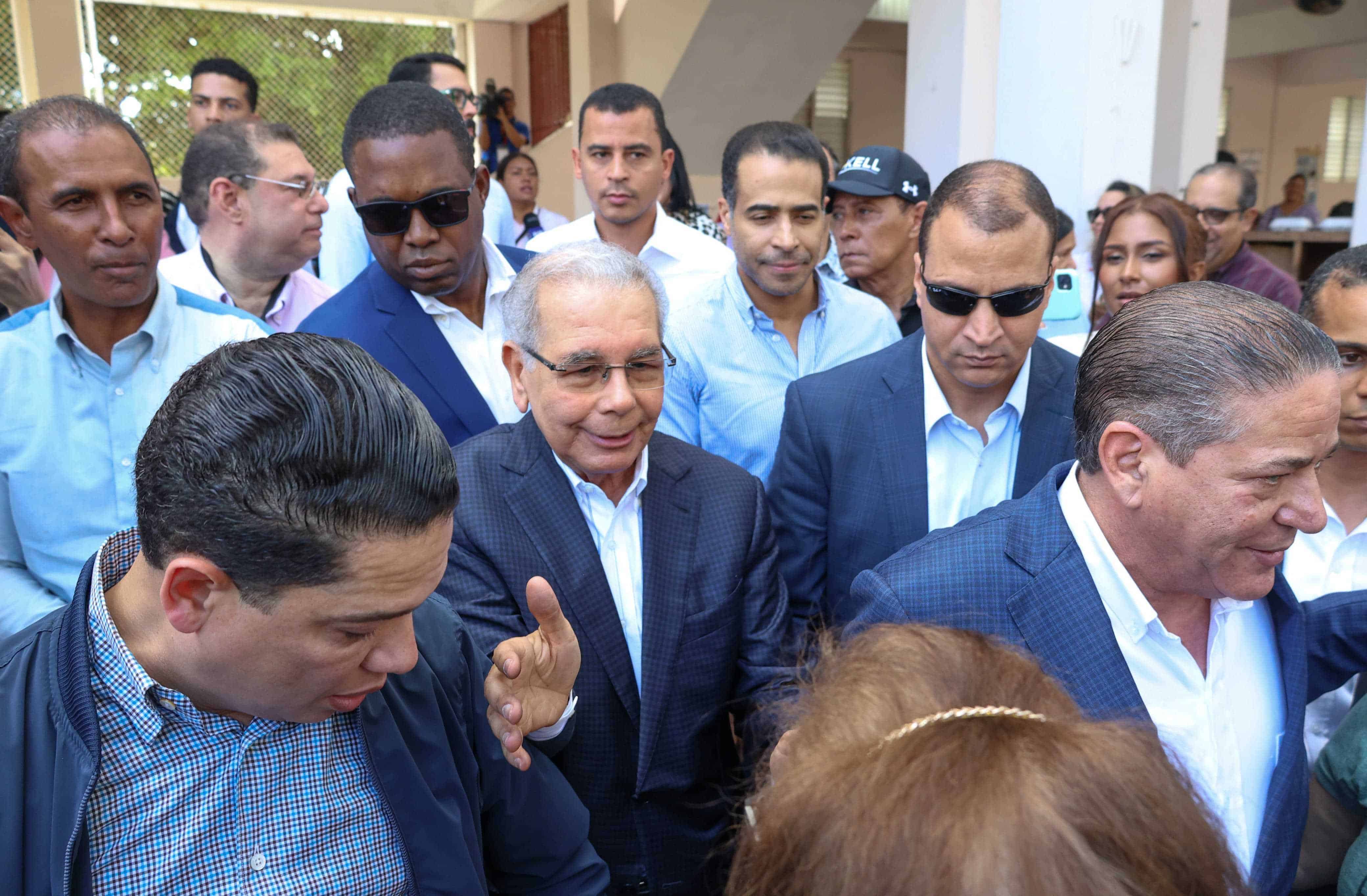 Danilo Medina ejerce su voto en el Colegio Don Bosco - 