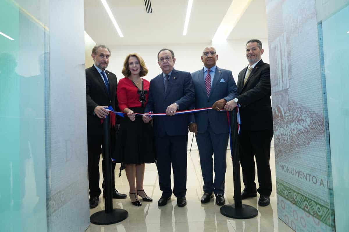 <font style=vertical-align: inherit;><font style=vertical-align: inherit;>Al centro el gobernador Valdez Albizu corta la cinta que abre la exposición. </font><font style=vertical-align: inherit;>Le acompañan de izquierda a derecha Julio Andújar, Clarissa de la Rocha de Torres, Ervin Novas Bello y Joel Tejeda.</font></font>