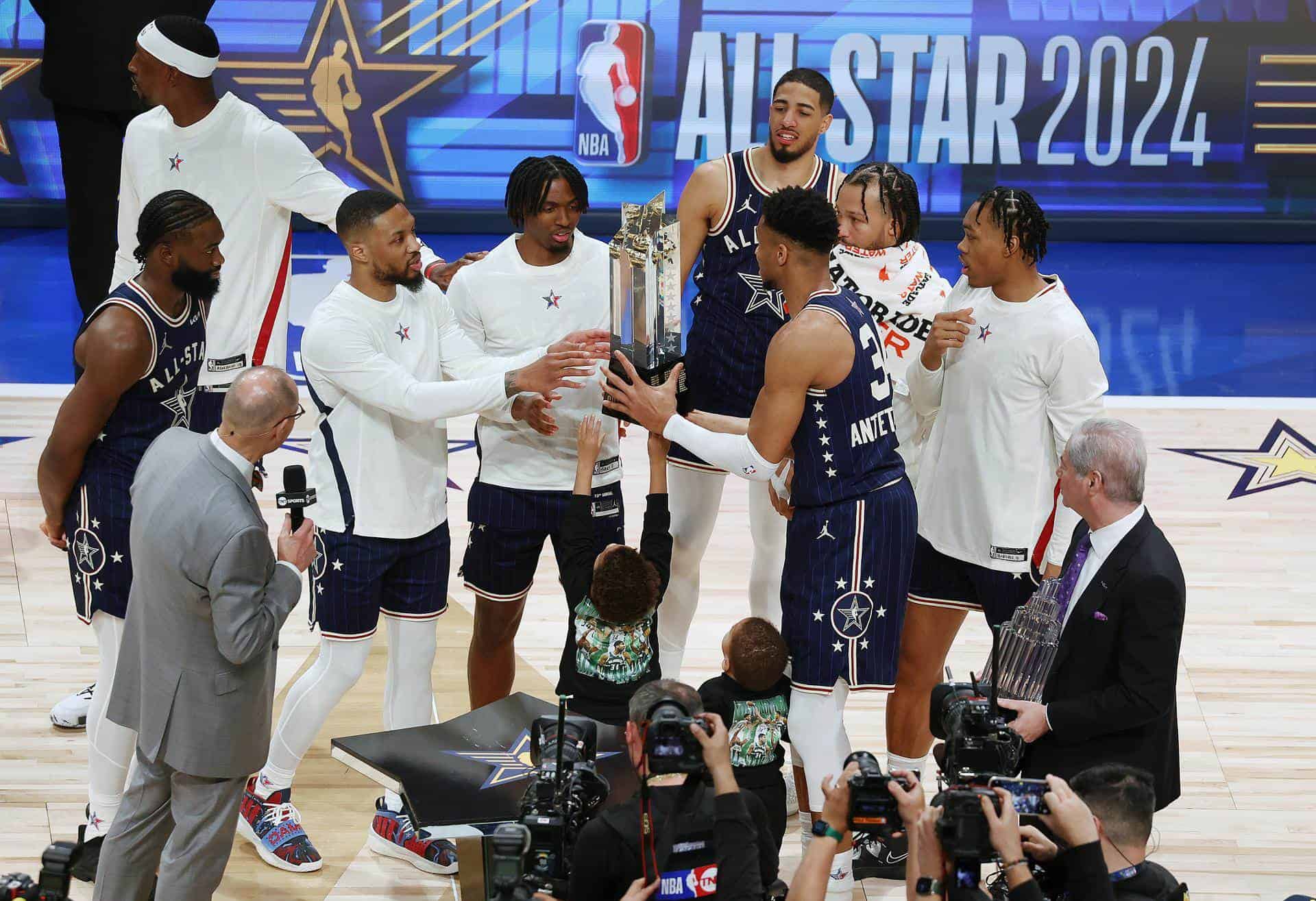 El capitán de las estrellas de la Conferencia Este, Giannis Antetokounmpo, entrega el trofeo de campeón a su equipo tras derrotar a la Conferencia Oeste en el 73º Juego de Estrellas de la NBA en el Gainbridge Fieldhouse de Indianápolis, Indiana (EE.UU.), hoy 18 de febrero de 2024.