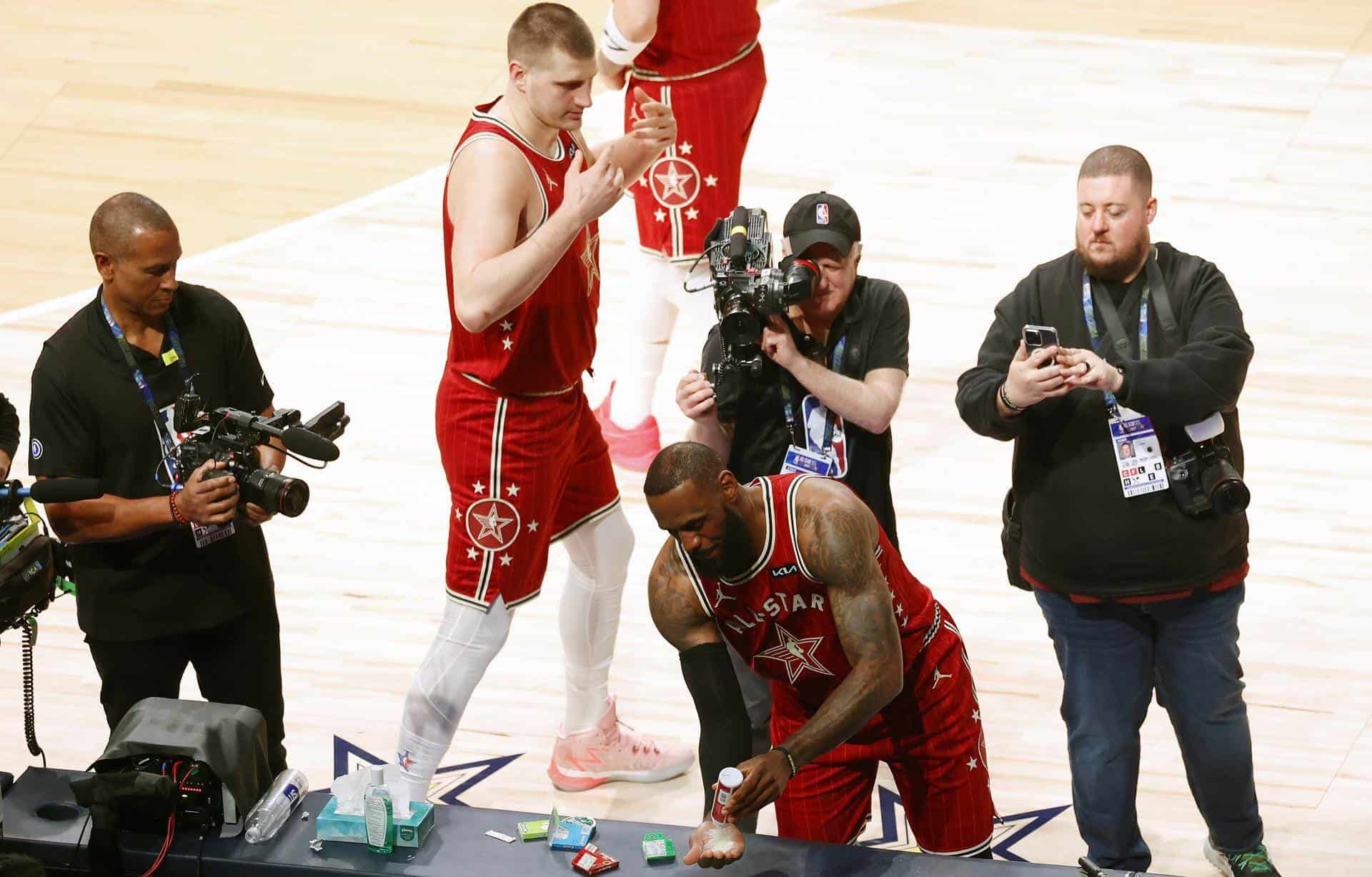 El delantero LeBron James, usa talco en sus manos antes del inicio del 73º Juego de Estrellas de la NBA en Gainbridge Fieldhouse en Indianápolis, Indiana, EE.UU., 18 de febrero de 2024.