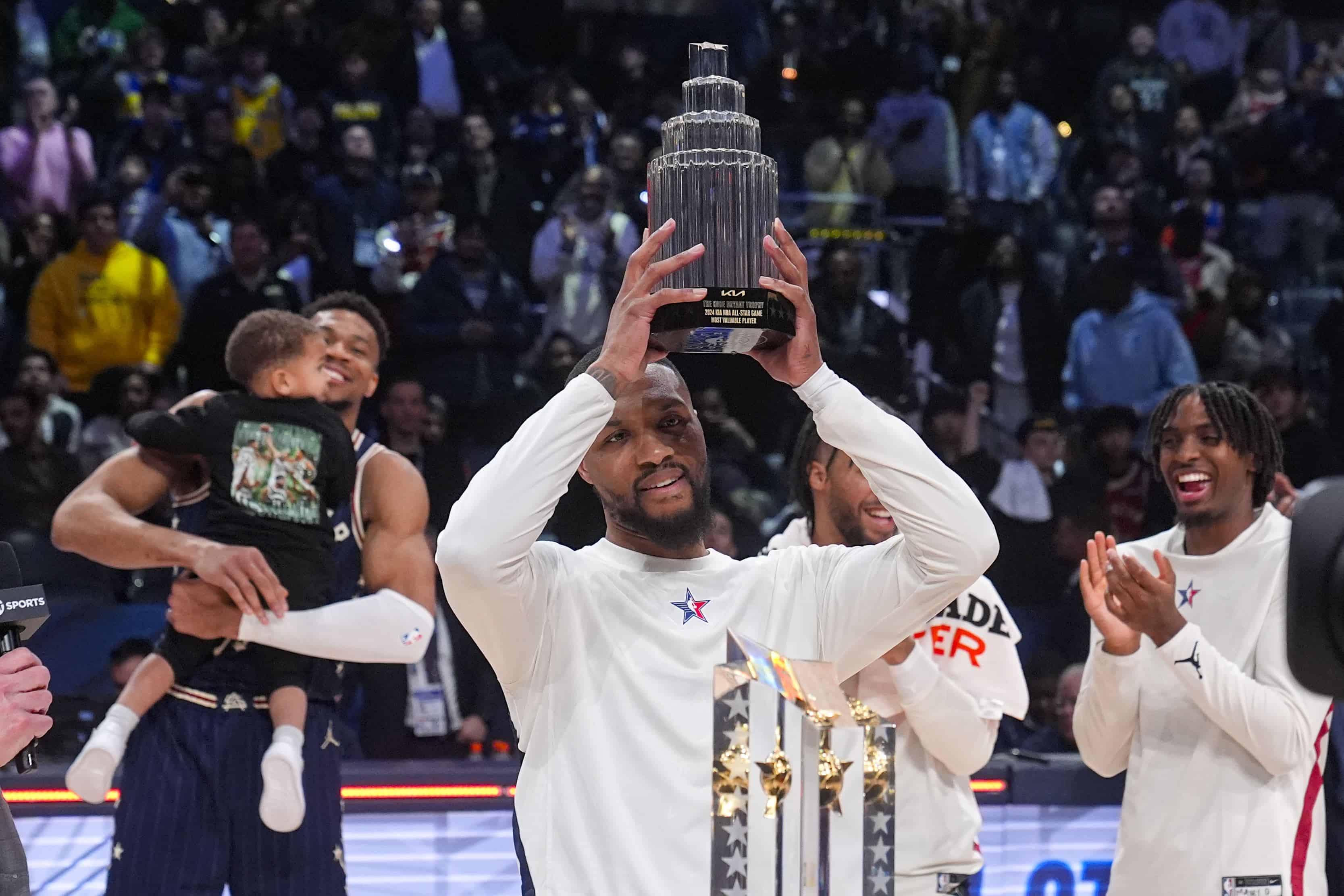 El escolta de los Milwaukee Bucks, Damian Lillard (0), levanta el trofeo de Jugador Más Valioso después de que el Este derrotara al Oeste 211-186 en el partido de baloncesto de las Estrellas de la NBA en Indianápolis, el domingo 18 de febrero de 2024.
