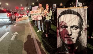 Biden dice estar considerando más sanciones a Rusia tras muerte de Navalni