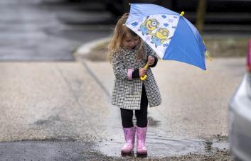 Tormenta invernal azota California y provoca inundaciones y el cierre de un aeropuerto regional