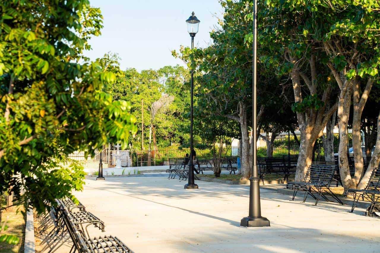 Área remozada del parque Duarte de San Fernando de Montecristi.