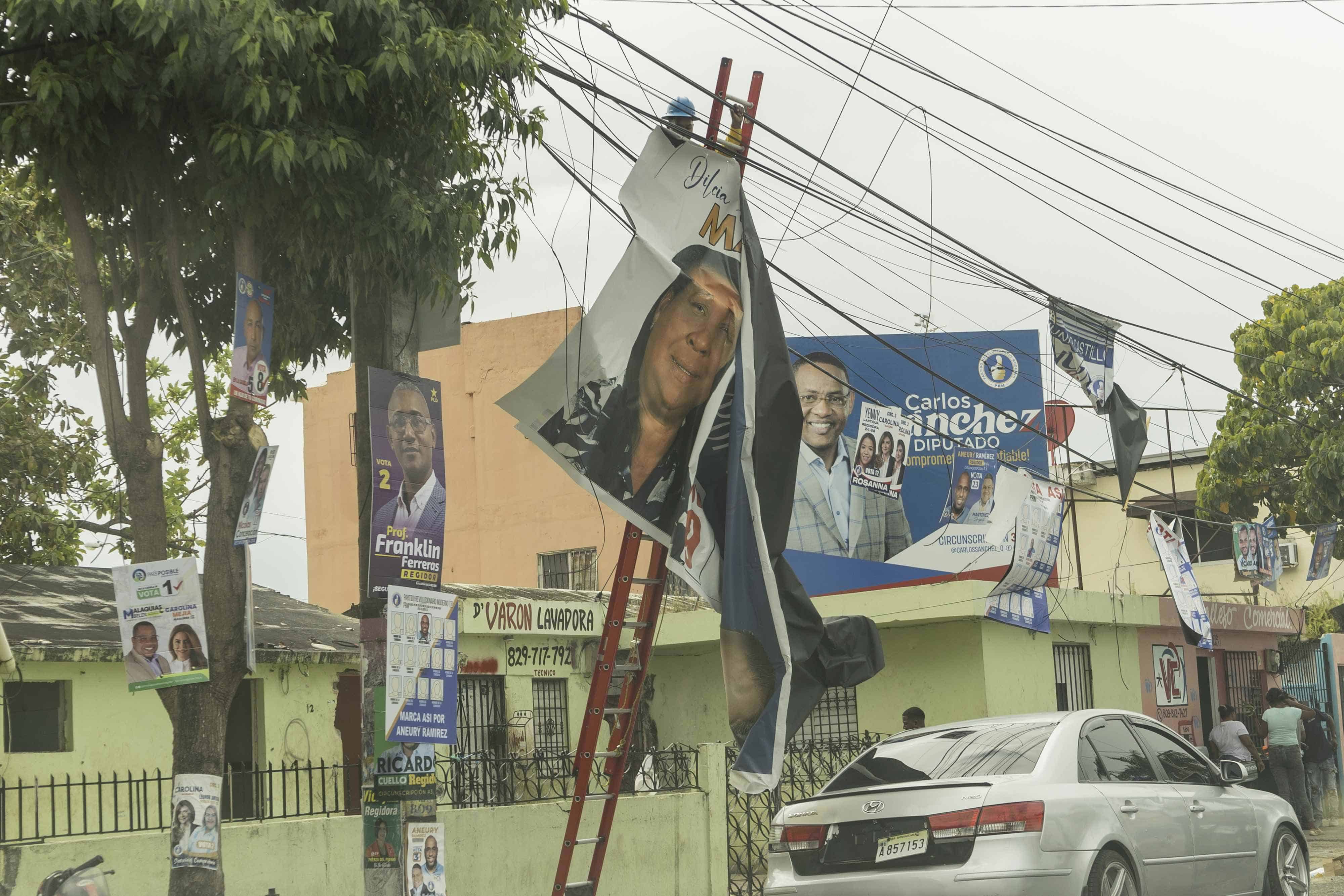 En Gualey retiraban propagandas ayer.