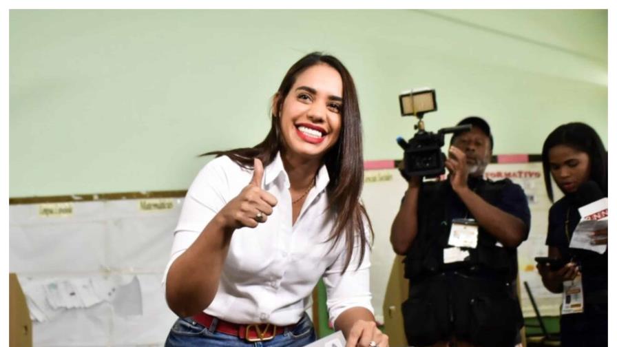 Betty Gerónimo celebra triunfo como alcaldesa de Santo Domingo Norte con tema La bolita de fondo