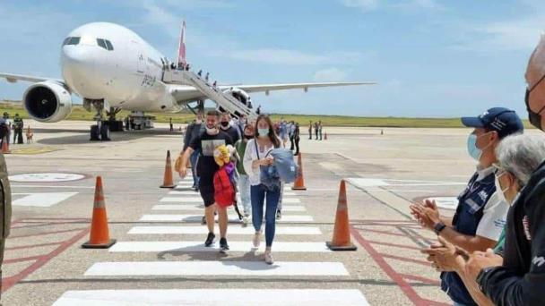 Cuba recibe 25 migrantes irregulares devueltos por EE.UU. y suma 131 en 2024