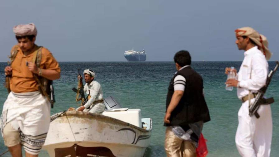 Un buque comercial sufre daños tras ser atacado con misiles frente a la costa de Yemen