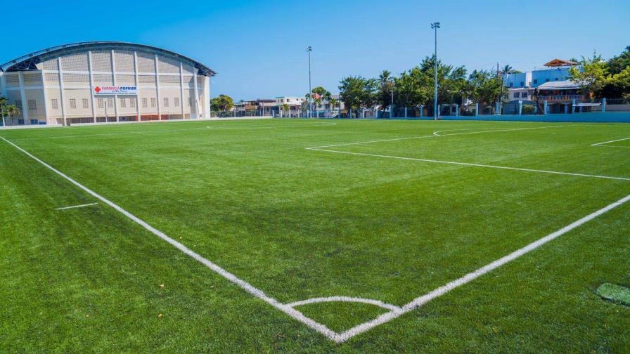 Ministro administrativo Igor Rodríguez visita estadio José Briceño y campo de fútbol Leonel Plácido