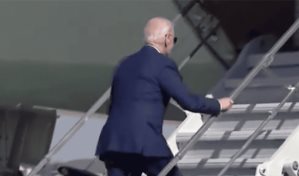 Biden y los escalones: el presidente de EE.UU. vuelve a tropezar subiendo al Air Force One