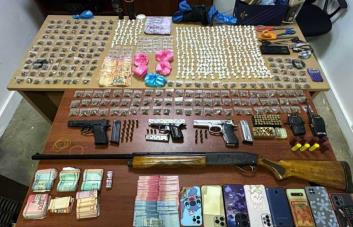 Ocupan armas, drogas, dinero y otros objetos durante allanamientos en Santiago
