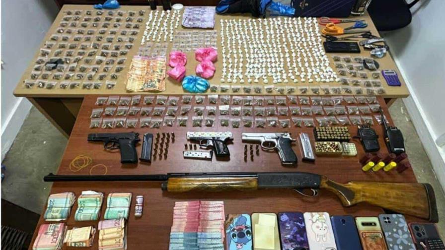 Ocupan armas, drogas, dinero y otros objetos durante allanamientos en Santiago