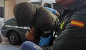 Dejan en libertad con cargos a párroco español detenido por tráfico de viagra