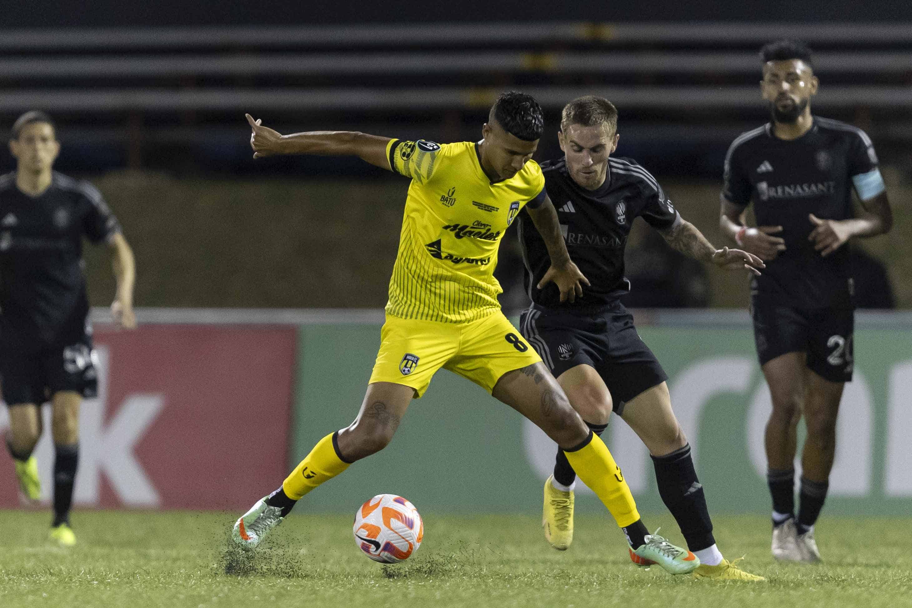 El capitán Richard Dabas lucha por controlar el balón en el duelo ante Nashville SC.