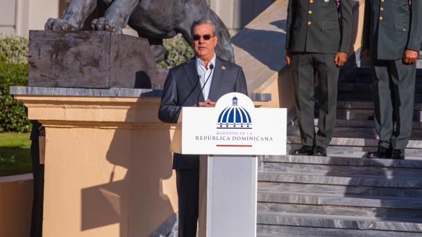Abinader resalta defensa a la patria durante acto de homenaje a la bandera nacional