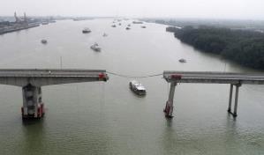 Buque portacontenedores golpea puente en China y causa 5 muertos y derrumbe parcial