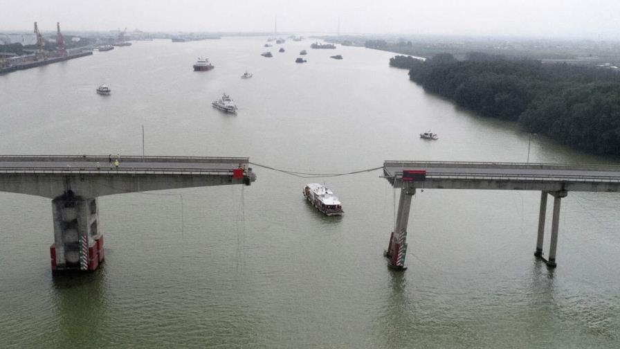 Buque portacontenedores golpea puente en China y causa 5 muertos y derrumbe parcial