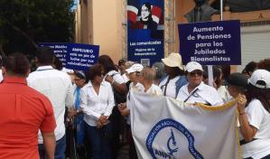 Bioanalistas protestan frente al Palacio Nacional en demanda de aumento de pensiones