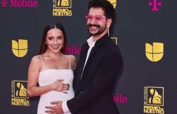 Camilo y Evaluna presumen segundo embarazo en alfombra de Premio Lo Nuestro 2024
