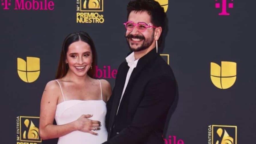 Camilo y Evaluna presumen segundo embarazo en alfombra de Premio Lo Nuestro 2024